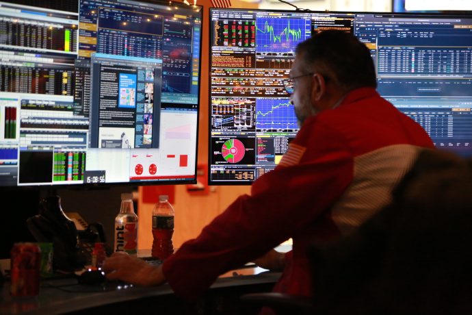 Ein Trader an der New Yorker Börse schaut auf seine Monitore