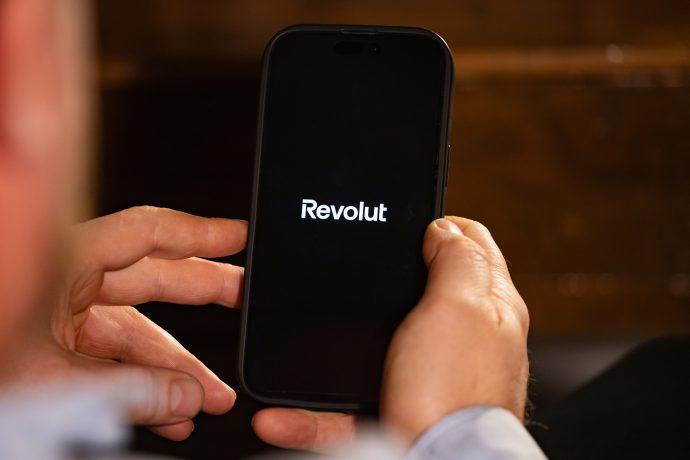 Ein Nutzer hält sein Smartphone mit der Revolut-App