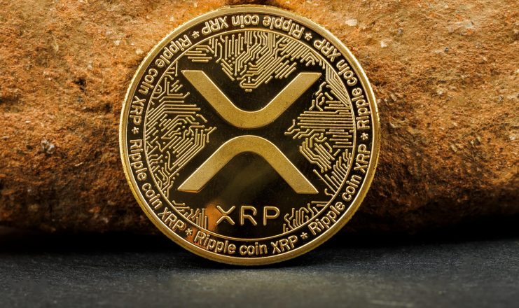Ripple,Xrp,Cryptocurrency,Coin,With,Golden,Details,Placed,Against,A XRP-Münze