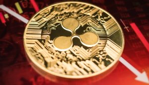 XRP-Münze auf Chart mit fallendem Kurs