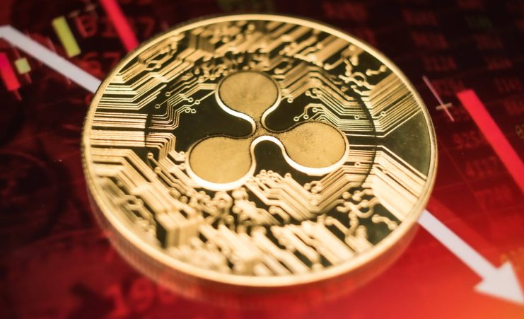 XRP findet insbesondere unter Privatanlegern großen Anklang XRP-Münze auf Chart mit fallendem Kurs