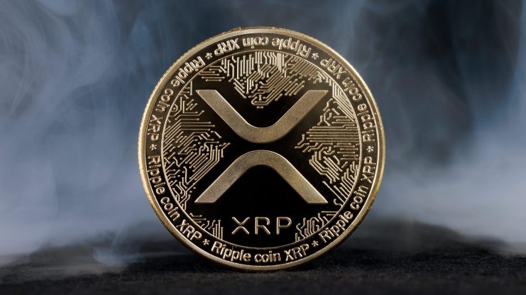 XRP-Münze von Rauch umgeben