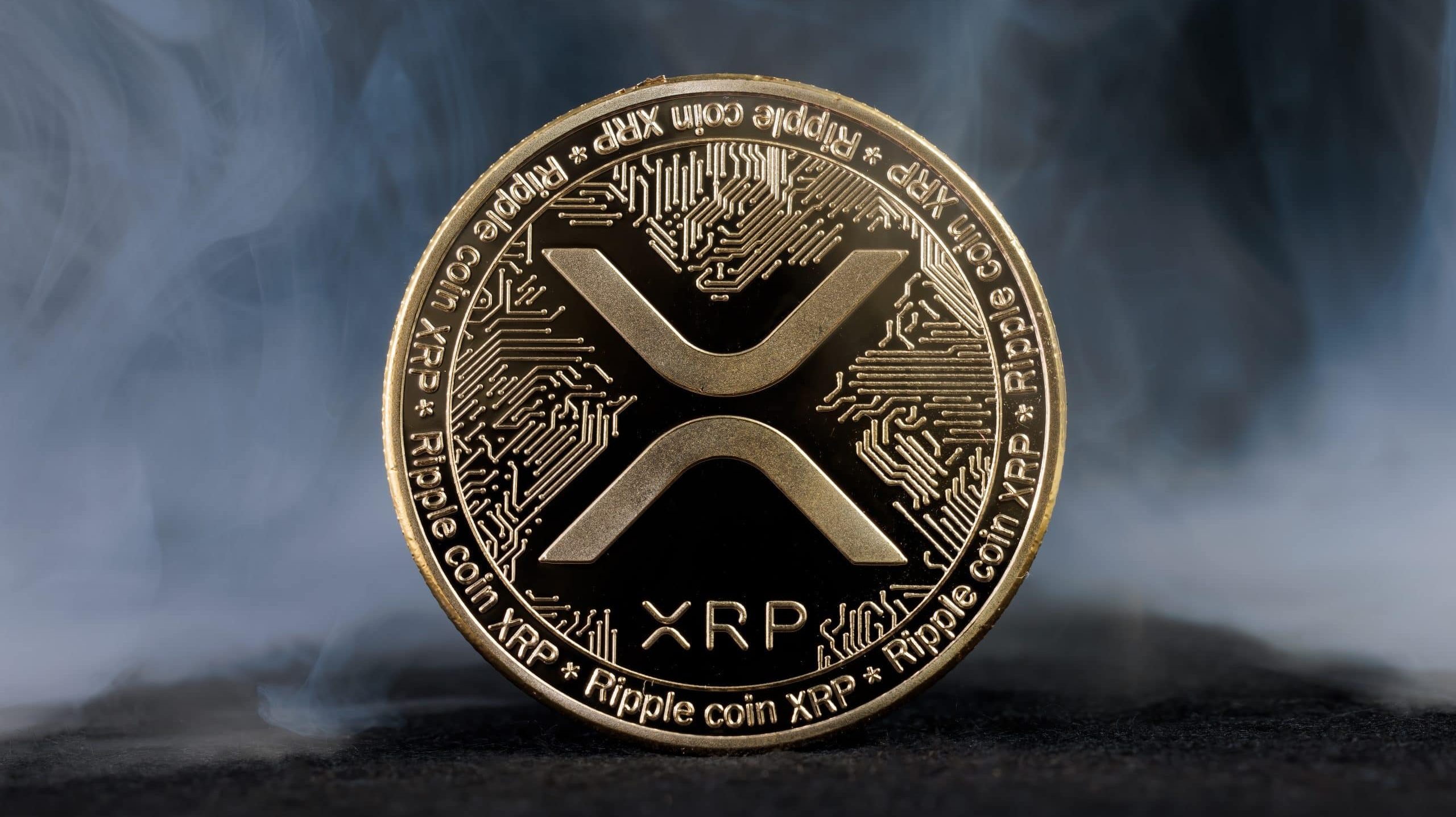 XRP-Münze von Rauch umgeben