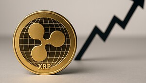 Eine XRP-Münze vor einem weißen Hintergrund. Daneben zeigt ein Pfeil nach oben