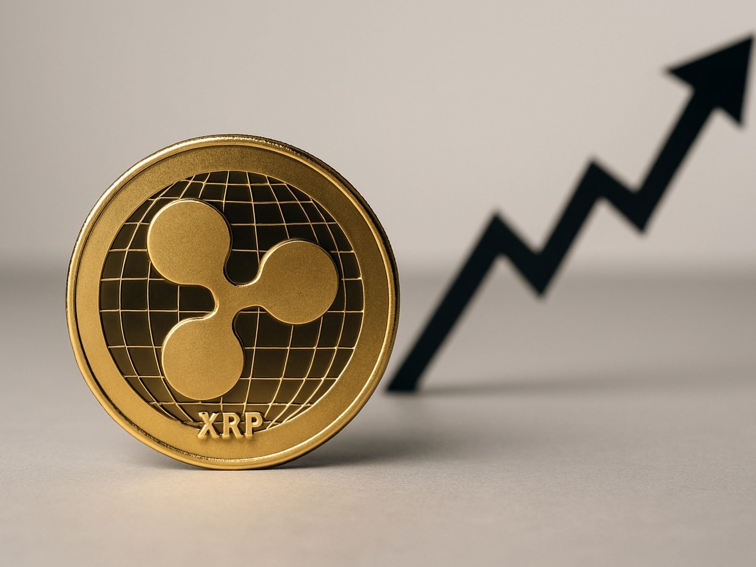 Eine XRP-Münze vor einem weißen Hintergrund. Daneben zeigt ein Pfeil nach oben