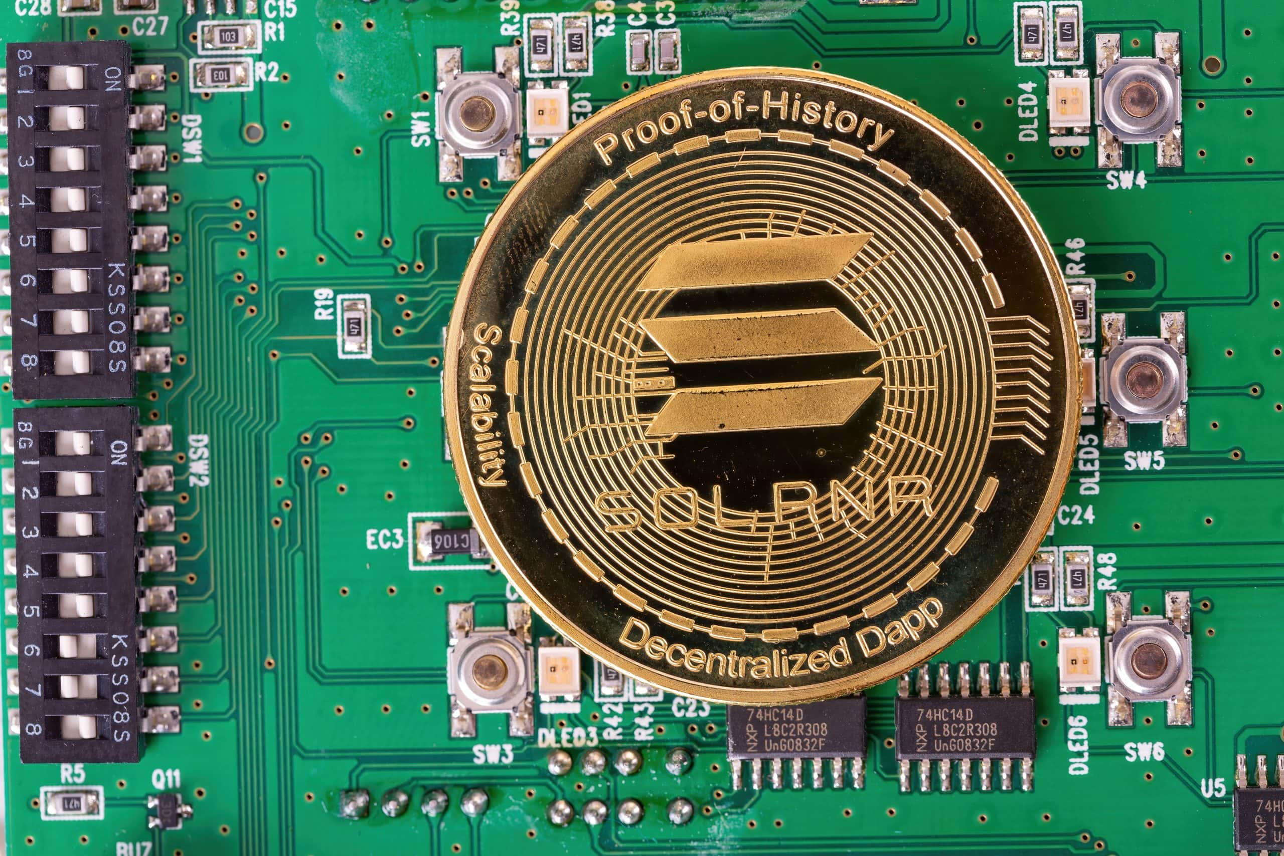 Solana-Münze auf Motherboard