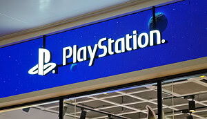 Bild eines Videospiele-Geschäfts. Am Eingang steht in weißer Schrift auf blauem Hintergrund "Playstation".