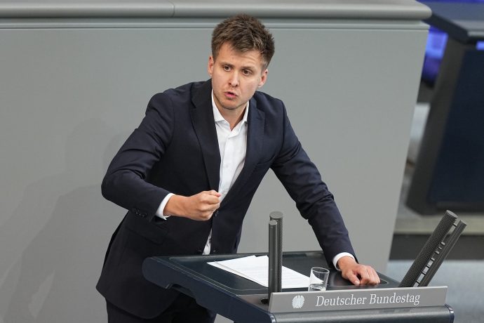 Max Lucks spricht im Bundestag mit energischer Geste, die symbolisch für seine Ablehnung der Krypto-Haltefrist steht.