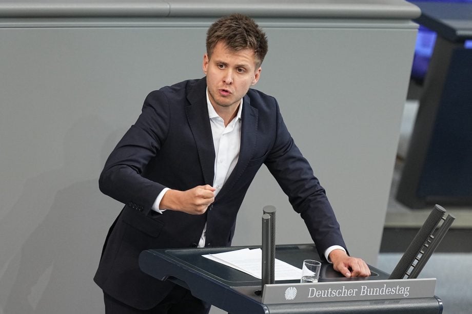 Max Lucks spricht im Bundestag mit energischer Geste, die symbolisch für seine Ablehnung der Krypto-Haltefrist steht.