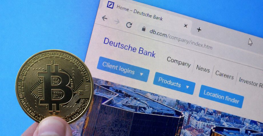 Bitcoin-Münze neben Homepage der Deutschen Bank