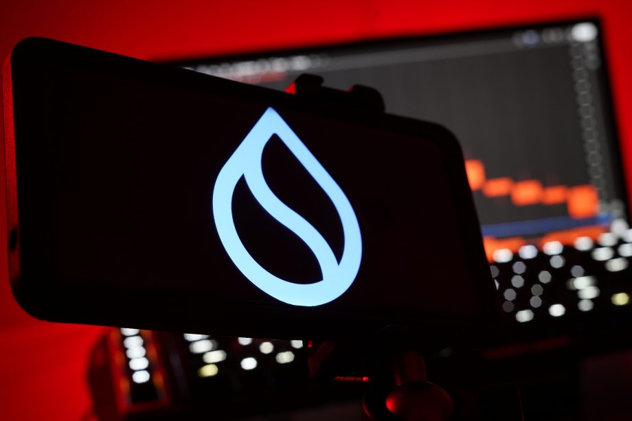 Das Sui-Logo auf einem Smartphone vor einem roten Hintergrund