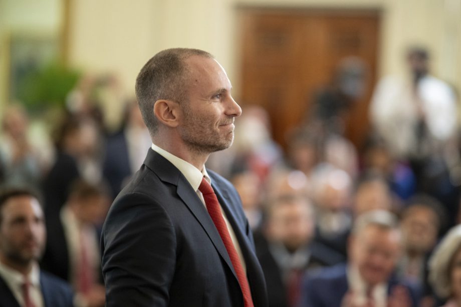 Tether-CEO Paolo Ardoino auf einer Bühne