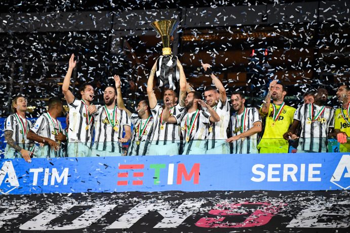 Das Juventus-Team feiert den Gewinn der Serie A 2020