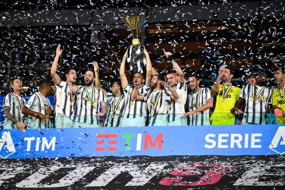 Das Juventus-Team feiert den Gewinn der Serie A 2020