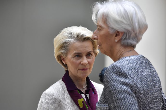 Eine blonde Frau schaut auf eine Frau mit grauen Haaren.