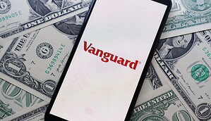 Ein Smartphone zeigt das Logo von Vanguard