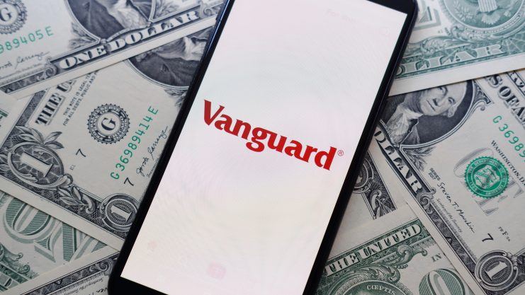 Ein Smartphone zeigt das Logo von Vanguard
