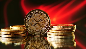 XRP-Münzen vor einem roten Hintergrund