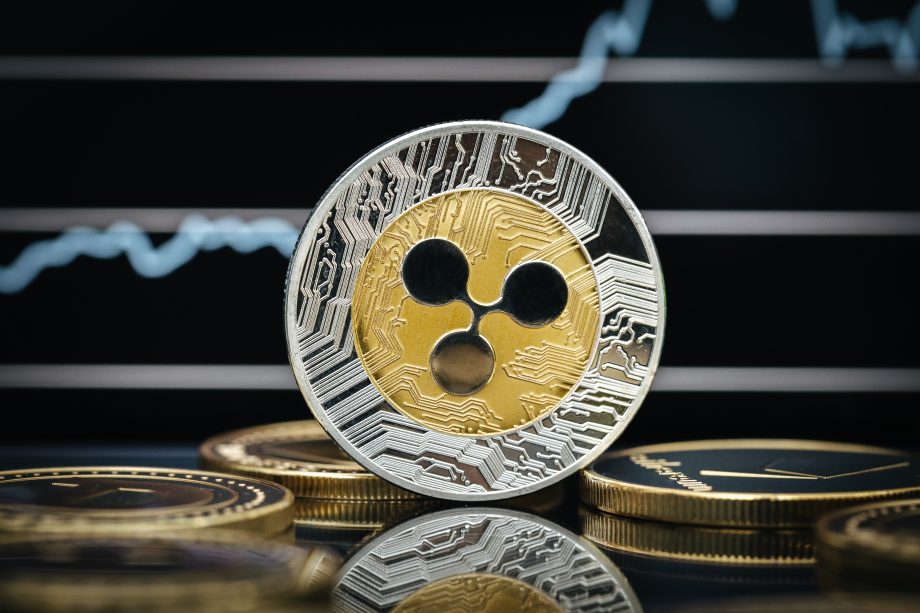 XRP-Münze vor steigendem Chart mit hellblauer Linie