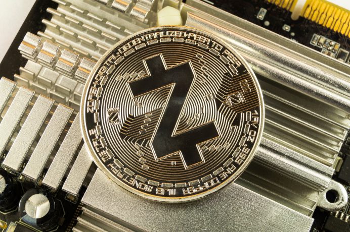 Eine Zcash-Münze liegt auf einem Computerchip