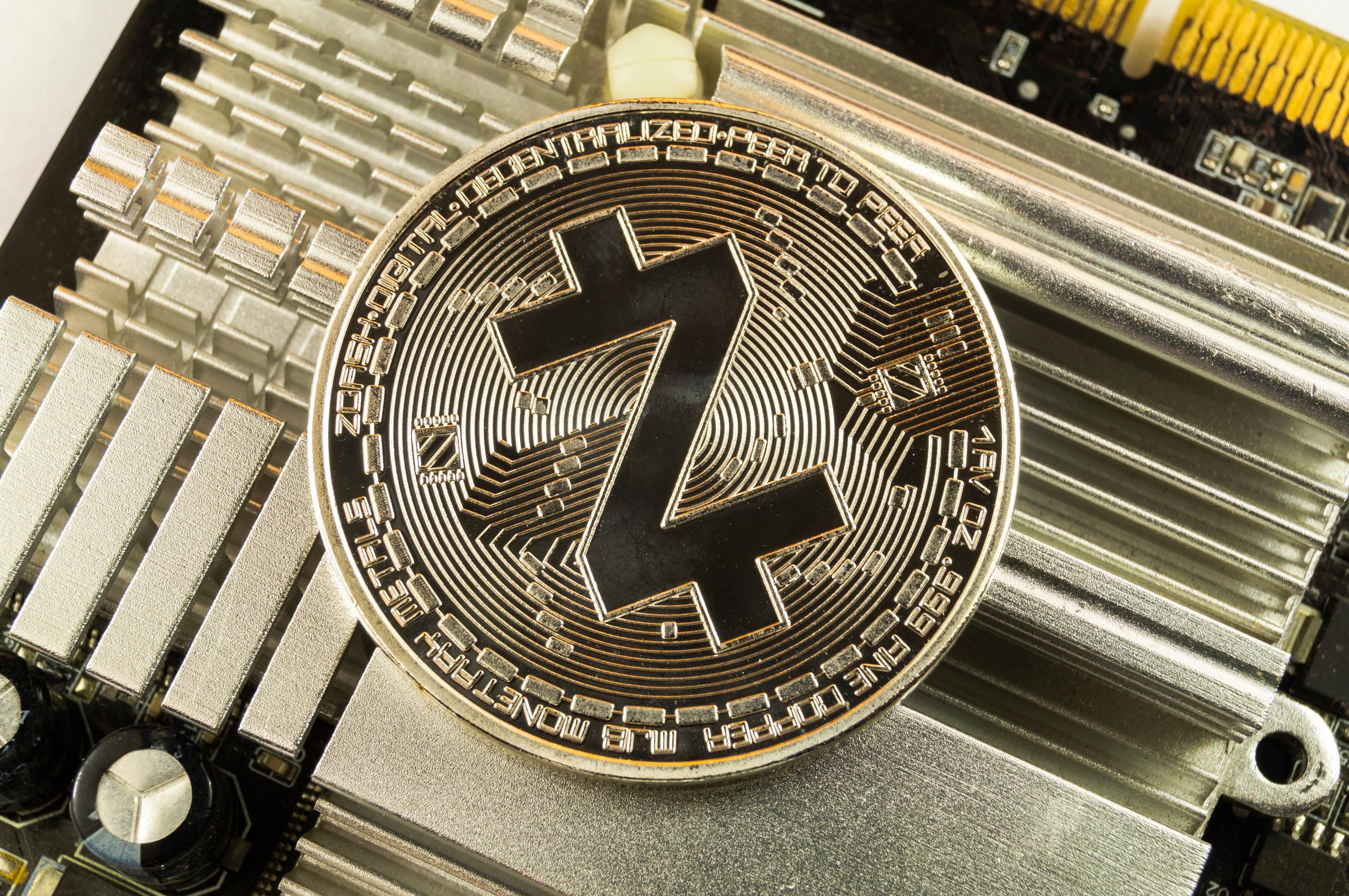 Eine Zcash-Münze liegt auf einem Computerchip