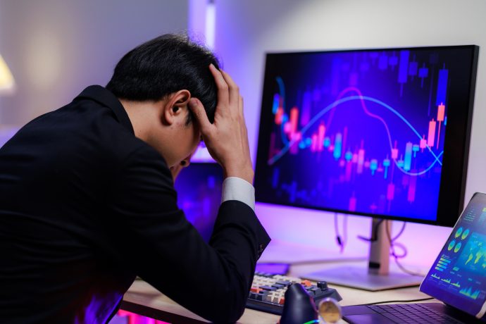 Das Bild zeigt einen Mann vor einem Bildschirm