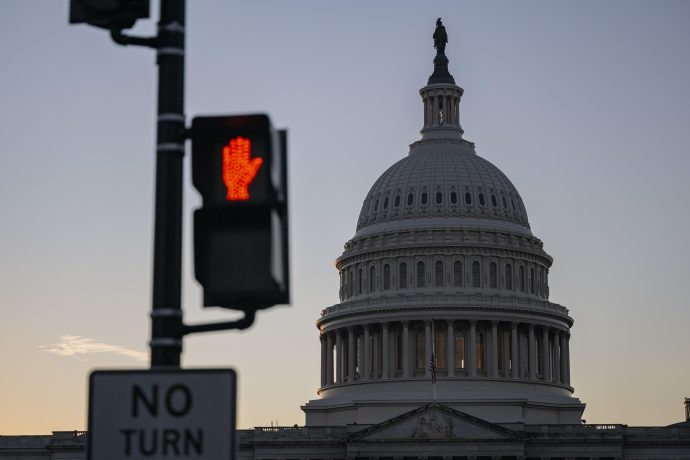 Das Bild zeigt eine rote Fußgängerampel vor dem US-Kapitol in Washington D.C.