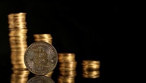 Bitcoin-Münzen vor einem schwarzen Hintergrund