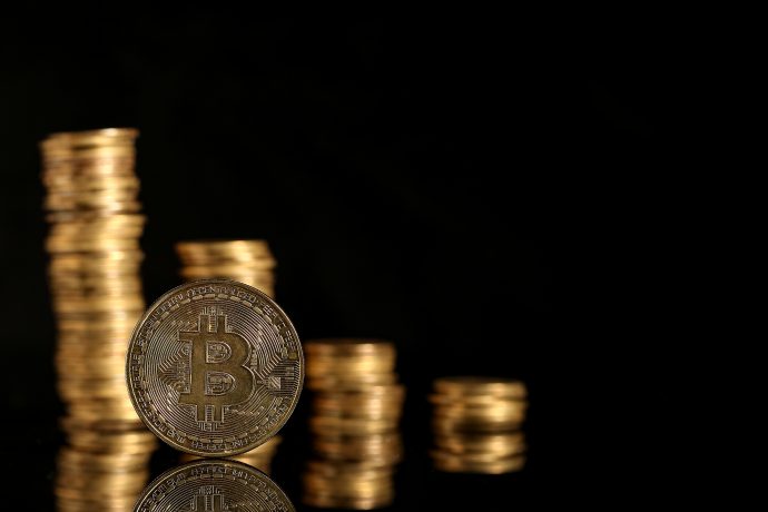 Bitcoin-Münzen vor einem schwarzen Hintergrund