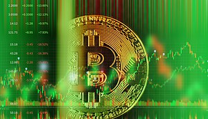 Bitcoin-Münze vor einem Kerzenchartverlauf auf einem grünen Hintergrund.