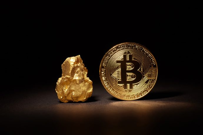 Zu sehen ist Gold und Bitcoin