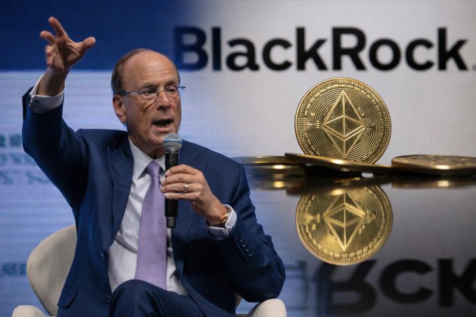 Auf dem Bild sieht man den CEO von BlackRock im marineblauen Anzug. Daneben sind das Firmenlogo und eine Ethereum-Münze zu sehen.