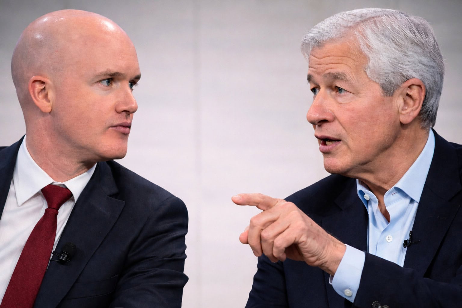 Jamie Dimon (rechts im Bild) zeigt mit seinem Finger auf Brian Armstrong.
