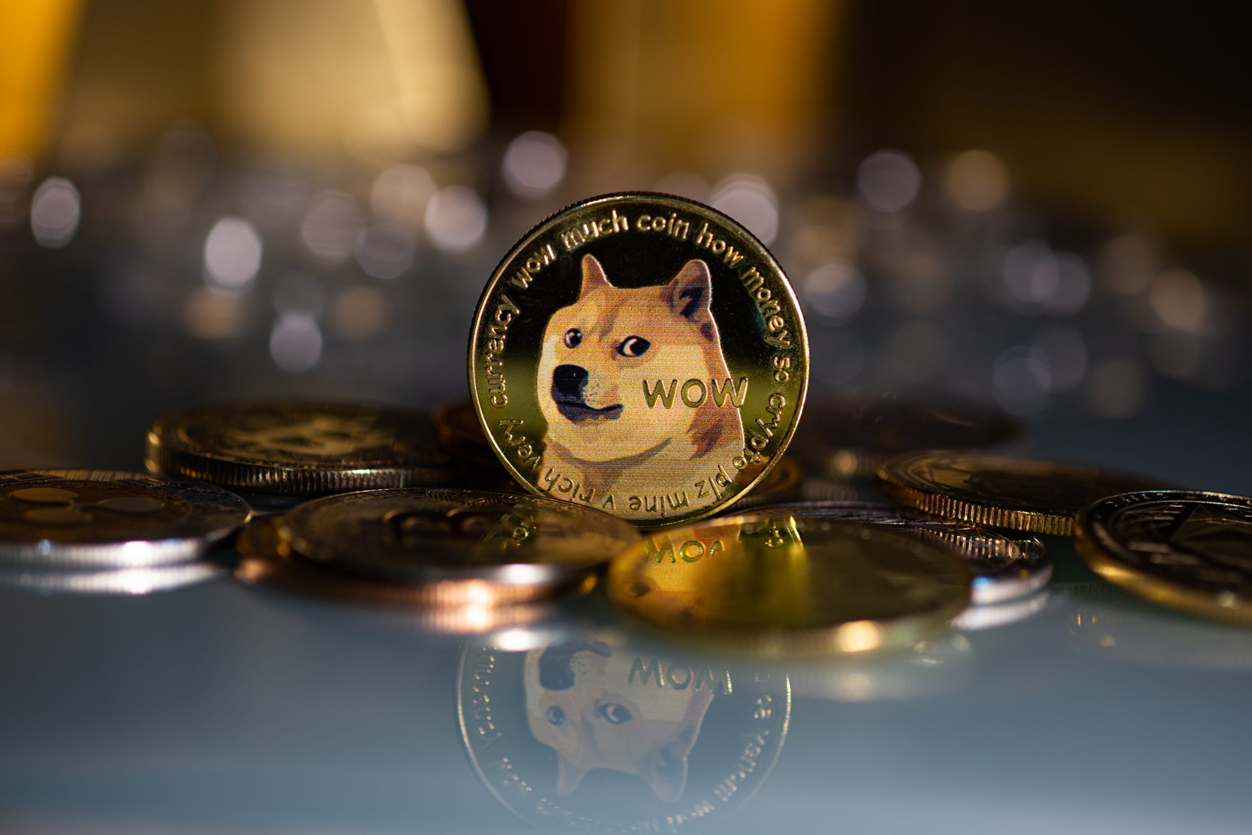 Ein Haufen von Dogecoin-Münzen