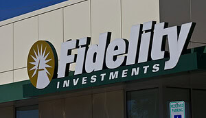Zu sehen ist das Fidelity-Logo auf einem Gebäude