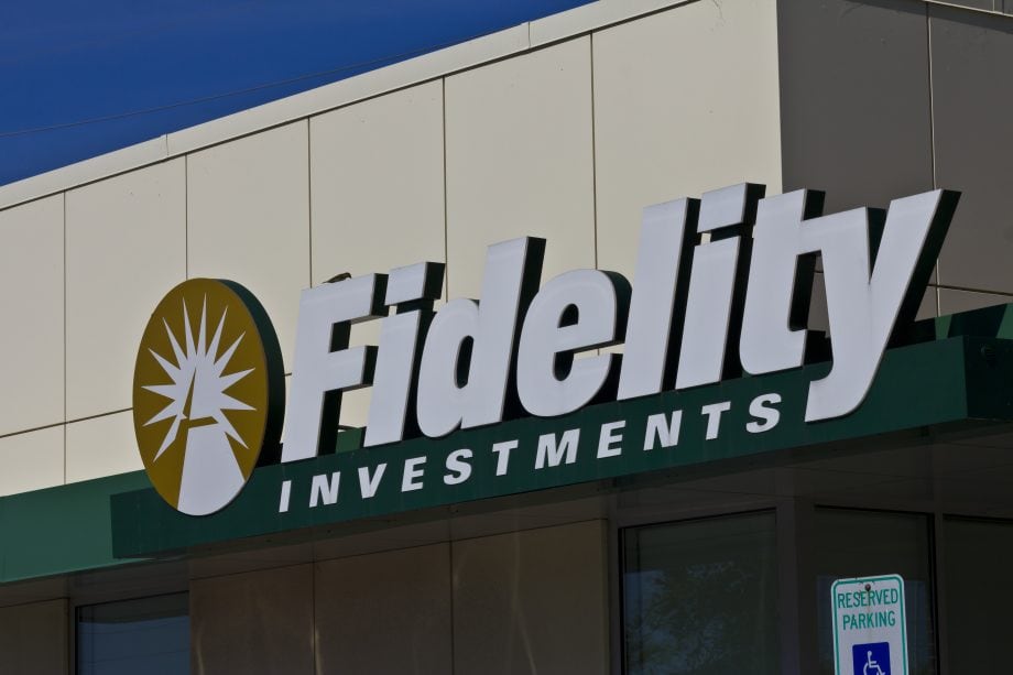 Zu sehen ist das Fidelity-Logo auf einem Gebäude