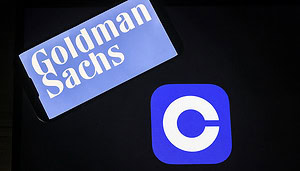Die Logos von Goldman Sachs und Coinbase auf einem schwarzen Hintergrund.