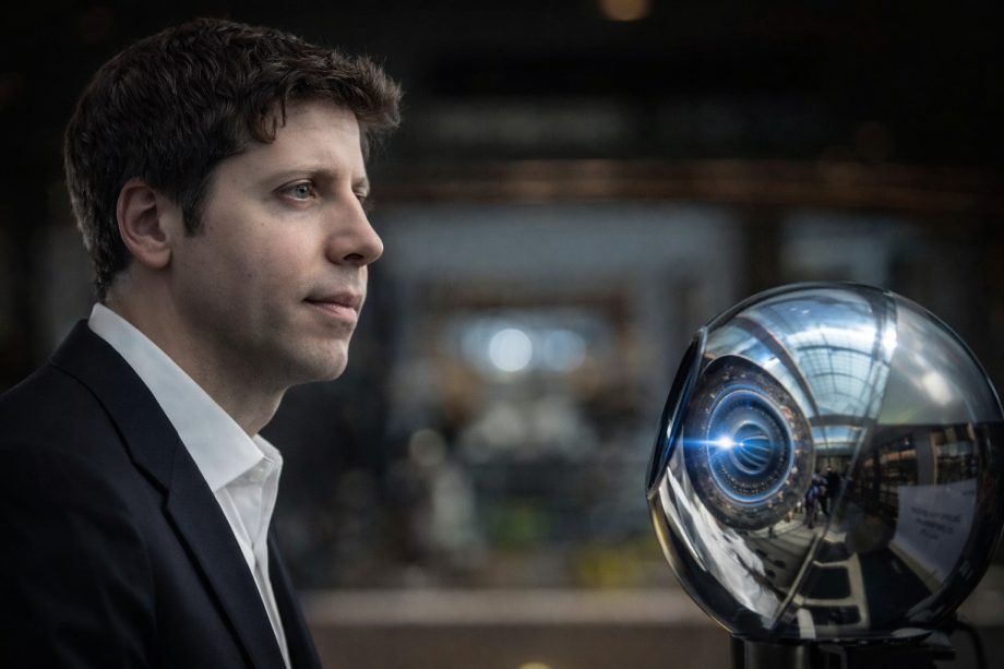 OpenAI CEO Sam Altman vor World Orb Iris Scanner als Symbol für Worldcoin und biometrische Identität