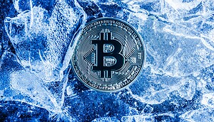 Zu sehen ist eine eingefrorene Bitcoin-Münze