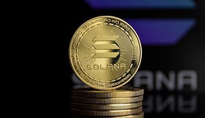Solana-Münze vor dem Logo Solanas.