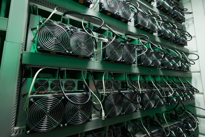 Zu sehen sind Bitcoin-Mining-Geräte, sogenannte Miner