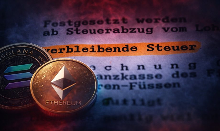 Eine Solana und eine Ethereum-Münze sind vor einem Schreiben des Finanzamtes zu sehen, das über die zu zahlenden Steuern informiert.