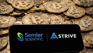 Ein Smartphone-Bildschirm zeigt die Logos von Strive und Semler Scientific. Im Hintergrund sind Bitcoin-Münzen.