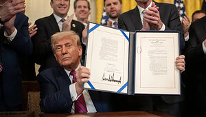 US-Präsident Donald Trump bei der Unterzeichnung des Genius Acts