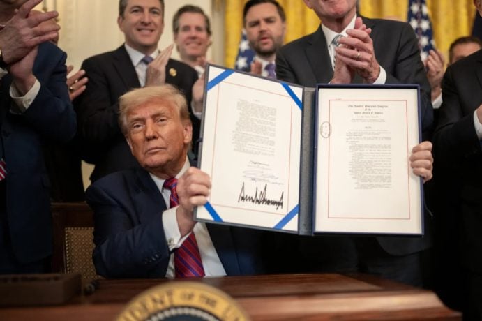 US-Präsident Donald Trump bei der Unterzeichnung des Genius Acts