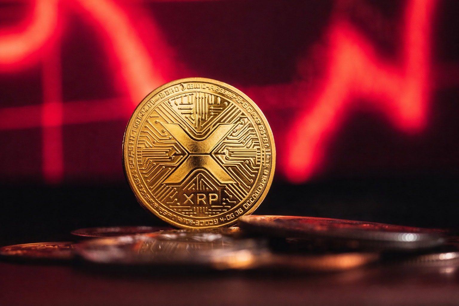 XRP-Münze vor rotem Hintergrund