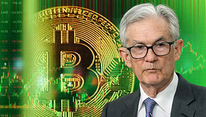 Gesicht und Oberkörper eines Mannes im Anzug im Vordergrund. Im Hintergrund ist eine große goldene Bitcoin-Münze sowie ein grün leuchtender Krypto-Kurschart mit Kerzen und Marktdaten zu sehen. Symbolbild für Geldpolitik, Bitcoin und den Kryptomarkt.