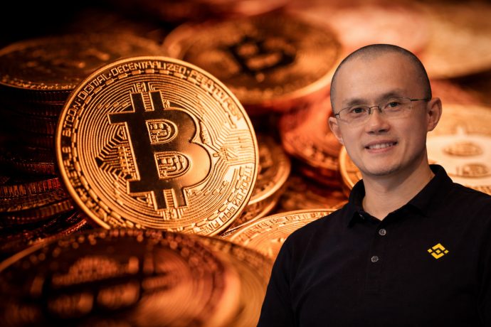 Goldene Bitcoin-Münzen liegen im Vordergrund. Rechts ist dezent das Porträt eines Mannes mit Brille und kurzem Haar zu sehen, ohne Arme oder Hände. Symbolbild für Bitcoin, Kryptomarkt und Einfluss von Krypto-Unternehmen auf den Markt.