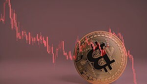 Bitcoin-Münze vor einem roten Chart
