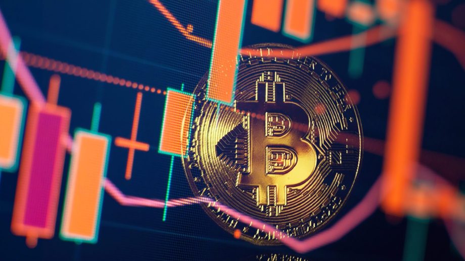 Bitcoin-Preisverfall vor einem roten abstrakten virtuellen Hintergrund. Börsenkonzept, digitales Geld und Aktiengeschäft.
